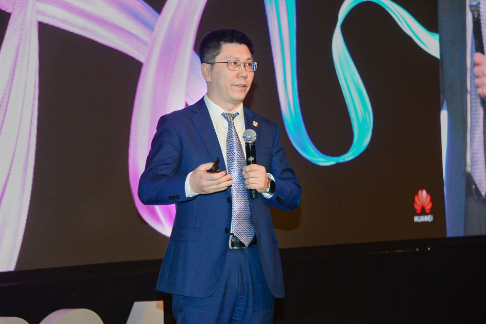 Steven Zhao, vice-presidente da linha de produtos de comunicação de dados da Huawei, fazendo um discurso